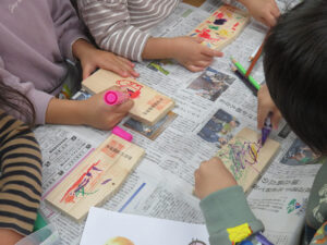 こども保育科３年生が静岡県護国神社の『絵馬創り体験会』に子どもたちのサポート役で参加しました☆ class=