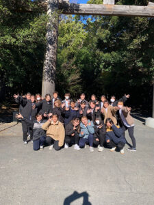 こども保育科１・２年生が静岡県護国神社の『絵馬作り体験会』に子どもたちのサポート役で参加しました☆ class=