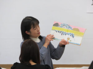 こども保育科２年生が図書館司書“宮城 久美子先生” による『認定絵本士養成講座』を受講しました♪ class=