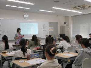 医療事務科１年生が『実践介護講座』第１回目を受講しました☆ class=