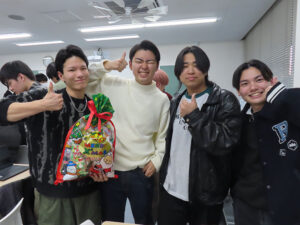 みらい情報科１年生とデジタル経営学科１年生が合同授業を行いました♪ class=