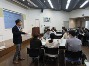 デジタル経営学科1・2年生が 静岡大学 坪井准教授による「特別講座」を受講しました class=