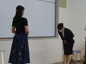 医療事務科1・2年生合同の『オスカープロモーション マナー講座』第11・12回目を受講しました♪ class=