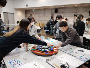 デジタル経営学科１・２年生が株式会社マエザワ様による特別講座『マネジメントゲーム』を受講しました☆ class=