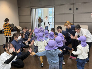 こども保育科3年生が南八幡幼稚園の園児を招待し『リトミック』の授業を行いました♪ class=