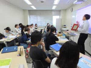 こども保育科３年生が認定絵本士講座「メディアとしての絵本の位置づけ」を受講しました☆ class=