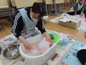 赤ちゃんの「沐浴」に挑戦！こども保育科２年生の『乳児保育』の授業をご紹介♪ class=
