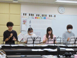 こども保育科２年生が『音楽発表』を行いました♪ class=
